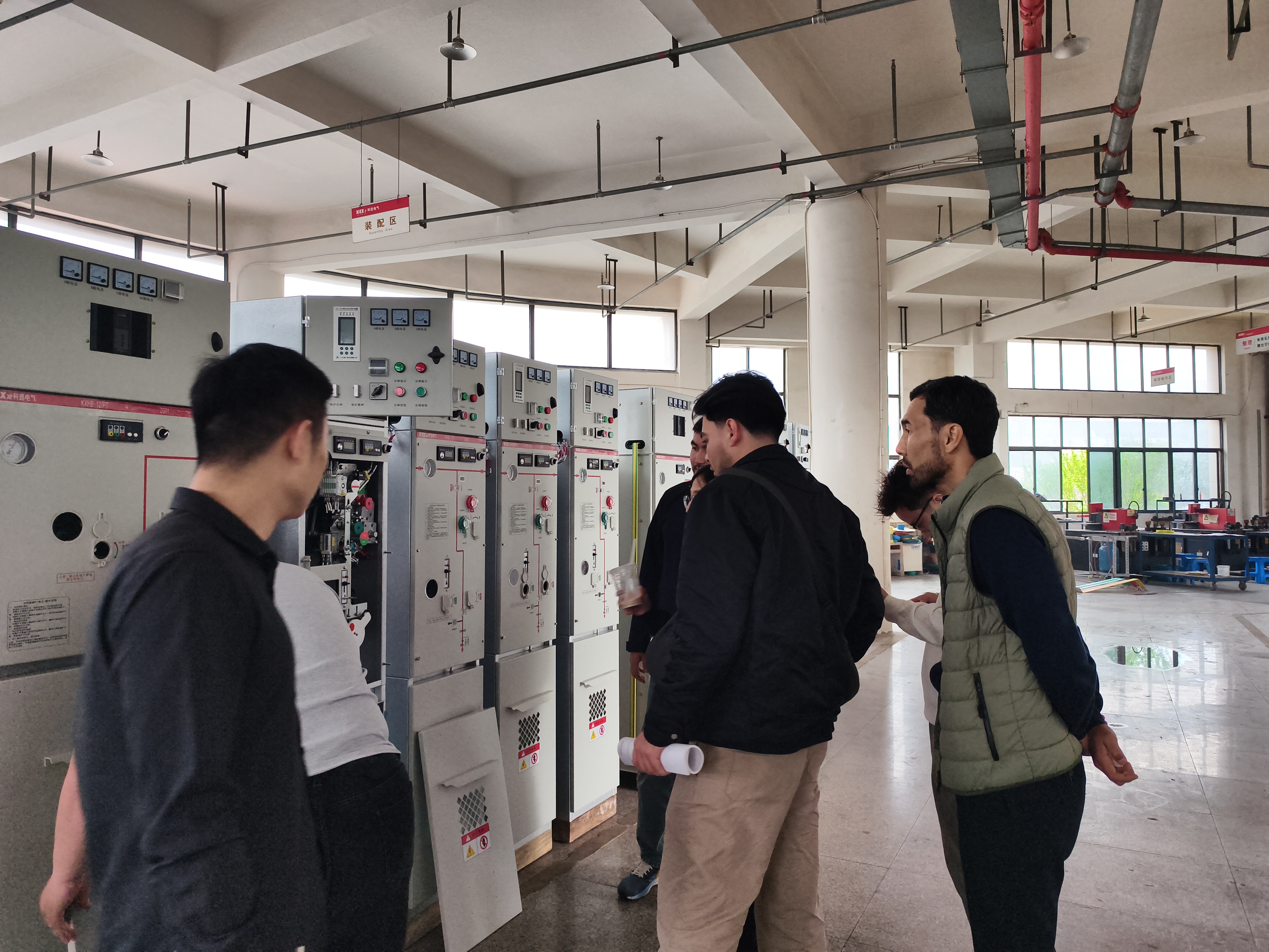 Des clients du Kazakhstan visitent la base de fabrication d'équipements de distribution d'énergie haute tension de Kexun Electric